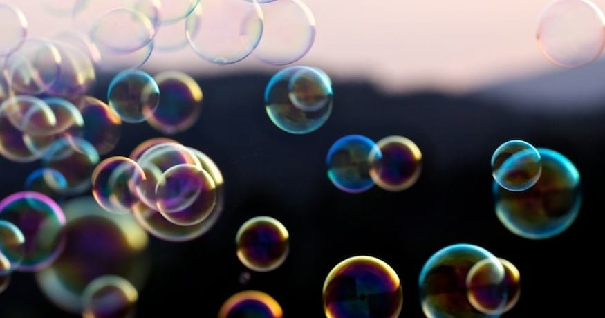 No nos hagas frágiles como pompas de jabón.